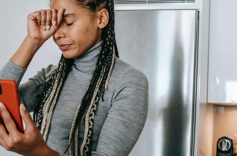 women upset at her cellphone